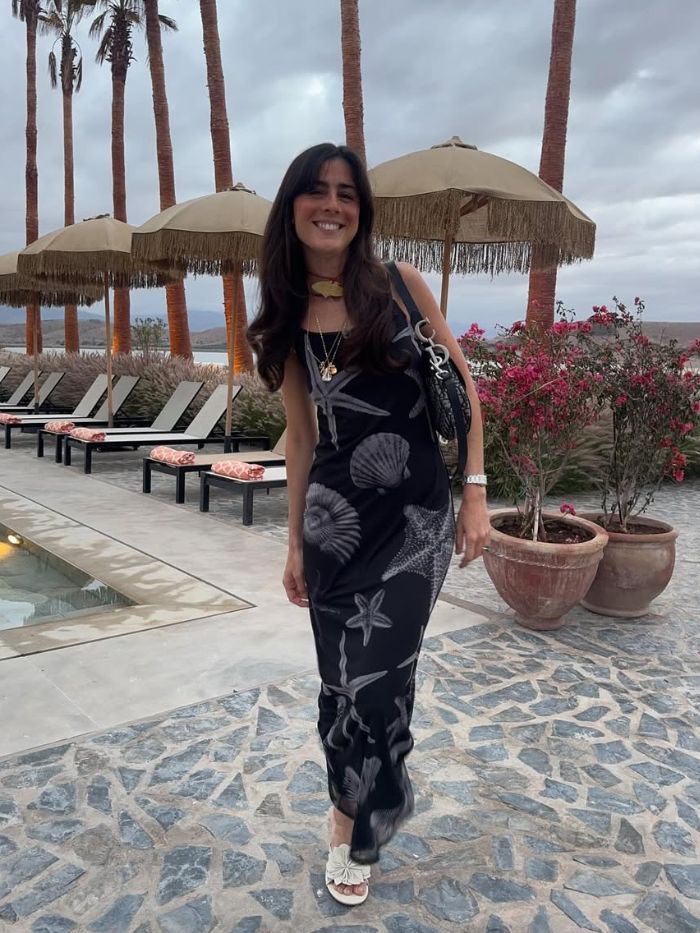 Melhores marcas de moda petite @vicmontanari usando vestido preto estampado Never Fully Dressed
