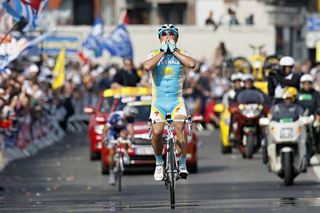 Alexandre Vinokourov (Astana) wins the 2010 Liège-Bastogne-Liège ahead of Katusha's Alexandr Kolobnev