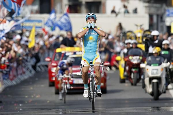 Alexandre Vinokourov (Astana) wins the 2010 Liège-Bastogne-Liège ahead of Katusha&#039;s Alexandr Kolobnev