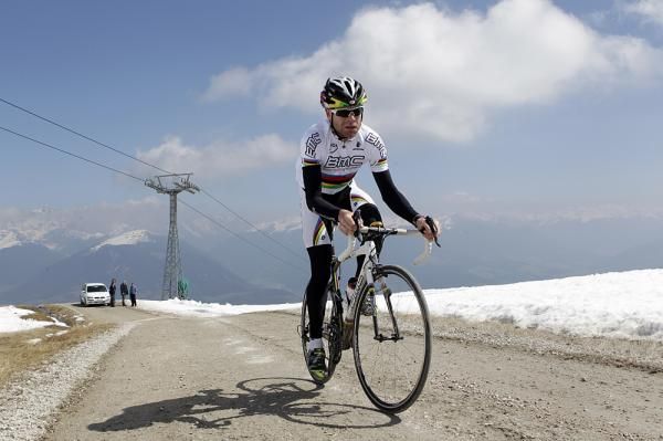 Cadel Evans tackles the Plan de Corones
