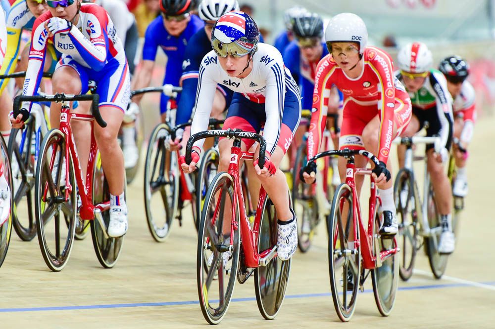 Laura Trott remains vigilant in the scratch race in the women's omnium