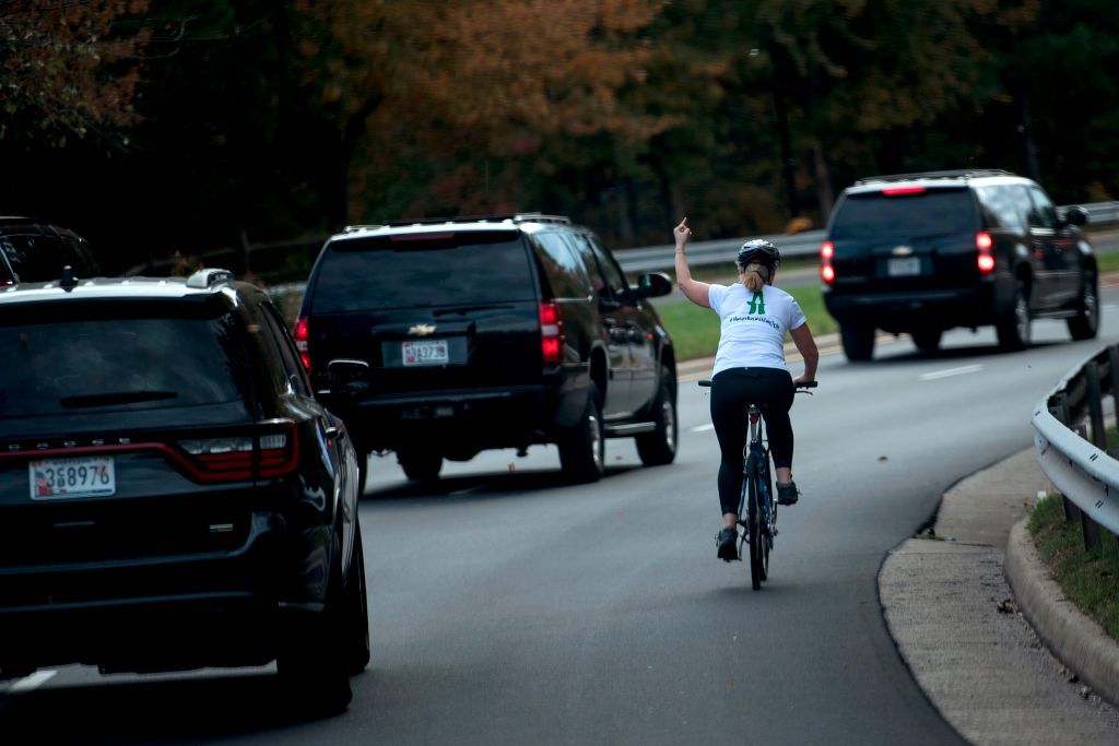 Juli Briskman flips off Donald Trump&amp;#039;s motorcade.