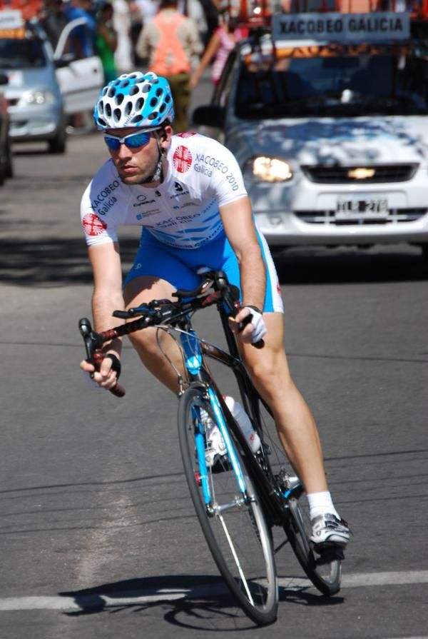 Francisco Pacheco (Xacobeo-Galicia) rides without the aid of a time trial bike