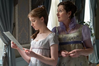 PHOEBE DYNEVOR as DAPHNE BRIDGERTON and RUTH GEMMELL as LADY VIOLET BRIDGERTON in episode 101 of BRIDGERTON, books in order