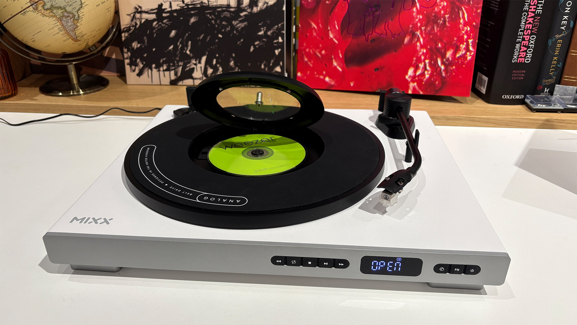 Mixx Analog+ turntable/CD player