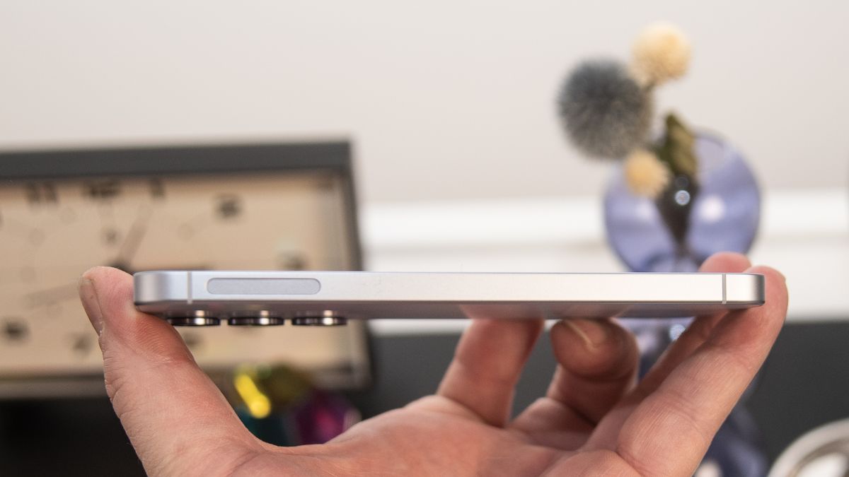 Samsung Galaxy S25 from side showing antenna