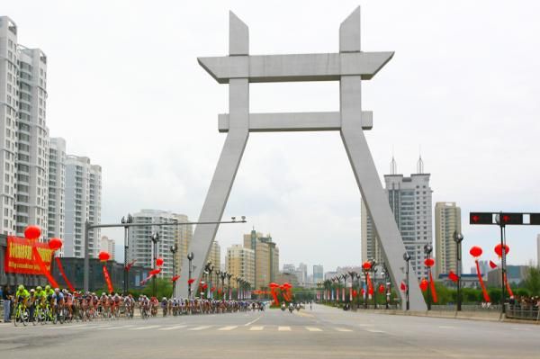 Huge gateway at Wenyuan Dajie