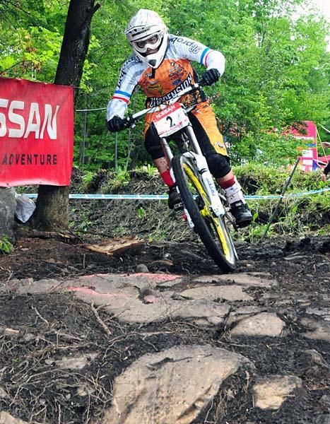 Emmeline Ragot (Suspension Center) rides the rocks.