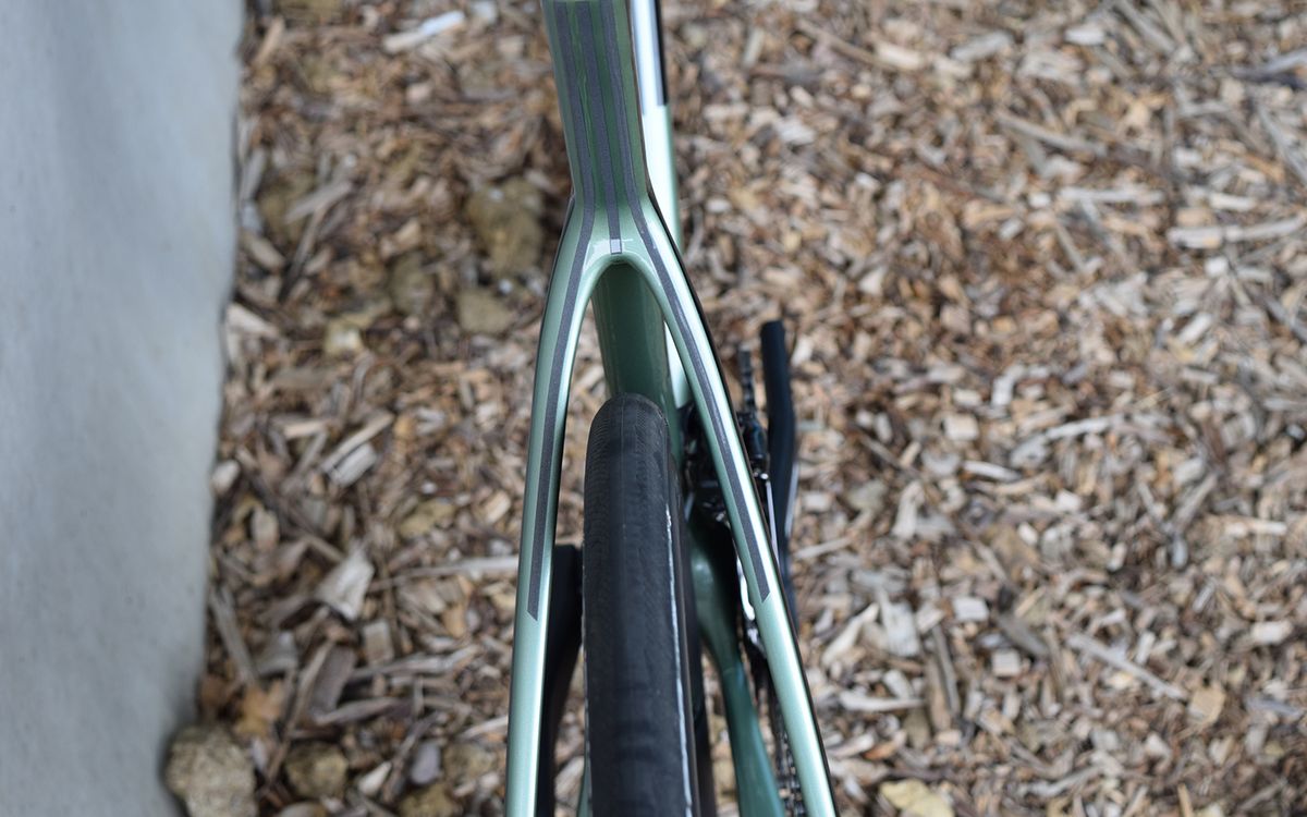 To the rear of the seat tube and seat stays, Cannondale have added some reflective stickers to improve road visibility
