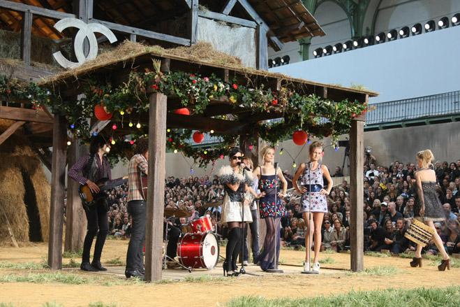 Lily Allen and band surprise the audience with an after-show number