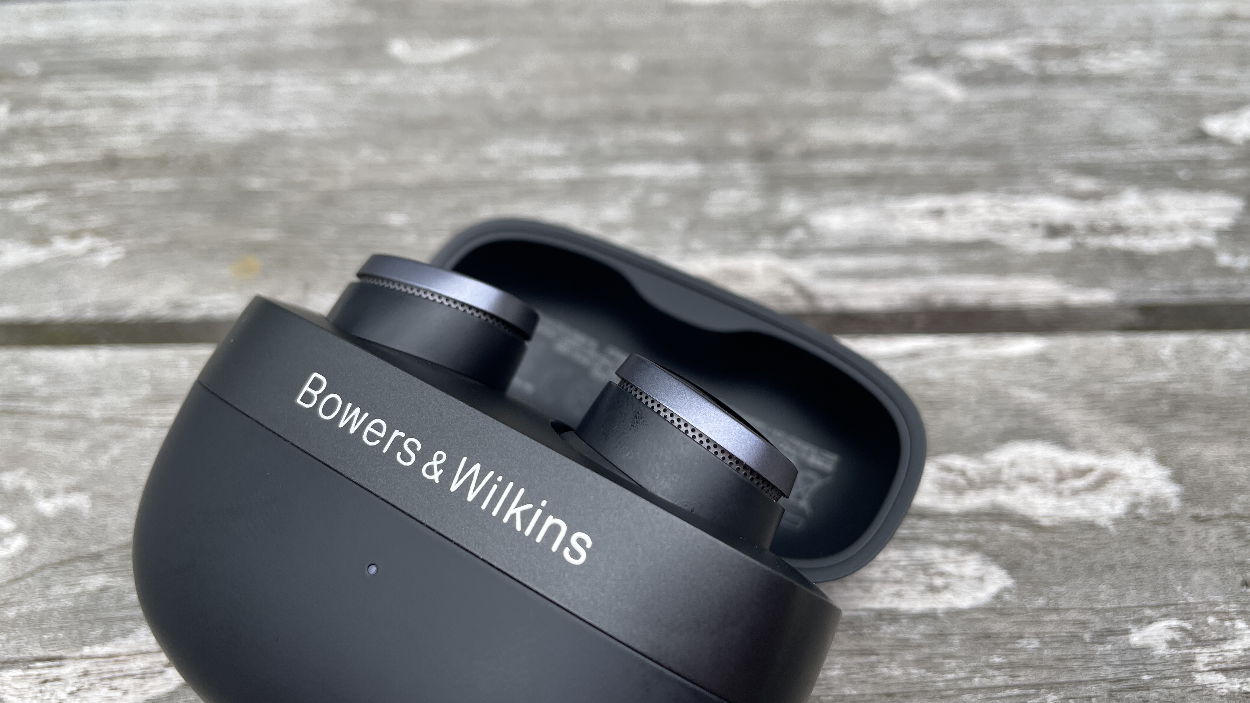 Bowers & Wilkins Pi8 против Pi6: какие черно-белые беспроводные наушники выбрать?