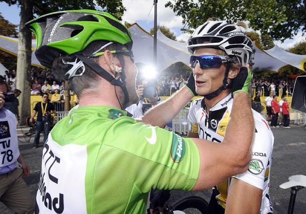 Congratulations shared among Mark Cavendish and his HTC Highroad teammates