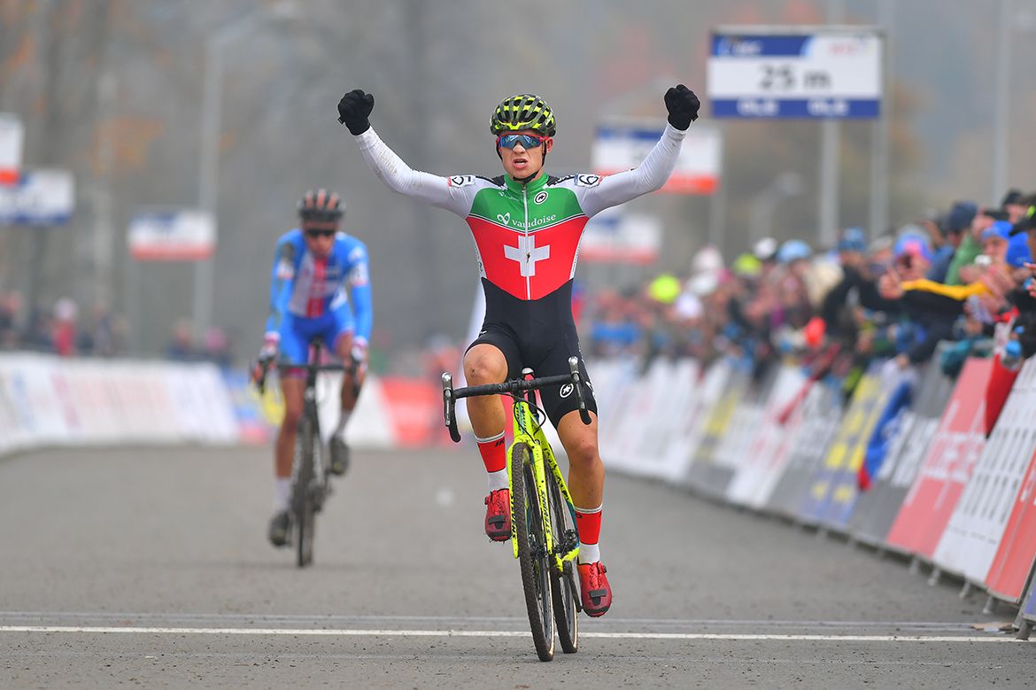 Loris Rouiller (Switzerland) celebrates his junior cyclo-cross title.
