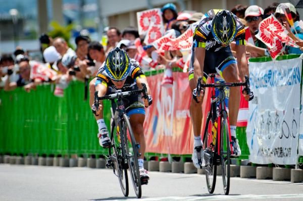 Julian David Arredondo (Team NIPPO) beats his captain, Fortunato Baliani (Team NIPPO)
