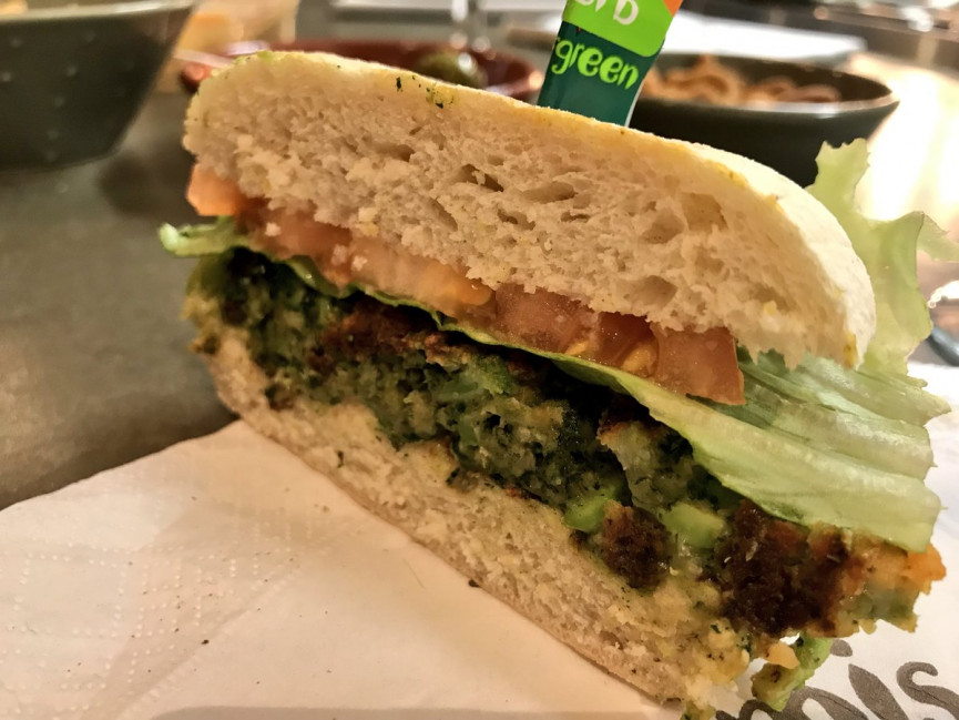 heres-what-everything-on-the-new-veggie-friendly-nandos-menu-tastes-like-3-1556669722-ySmK-column-width-inline