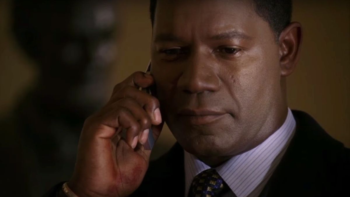 Dennis Haysbert taking a phone call in 24.