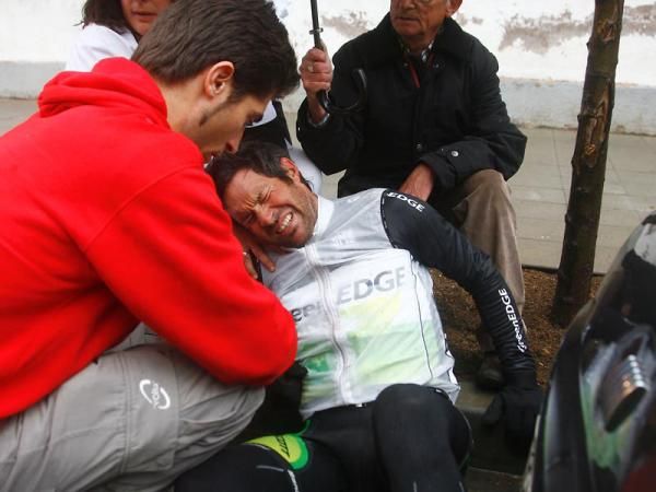 Julian Dean (GreenEdge) receives treatment