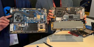 Ett foto av en öppnad Lenovo ThinkPad T15 Gen 5 bredvid en öppnad Gen 4-modell.