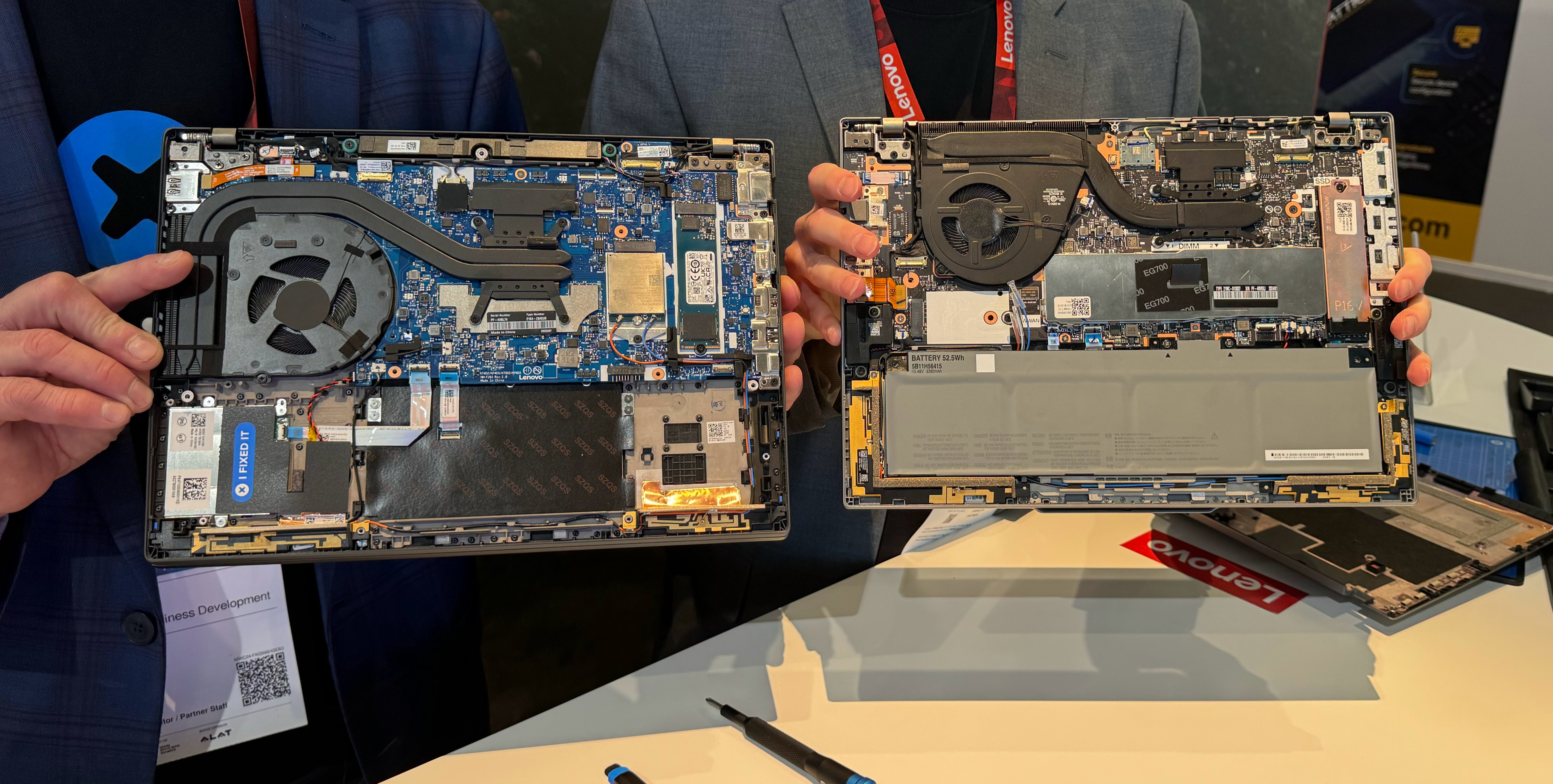Ett foto av en öppnad Lenovo ThinkPad T15 Gen 5 bredvid en öppnad Gen 4-modell.