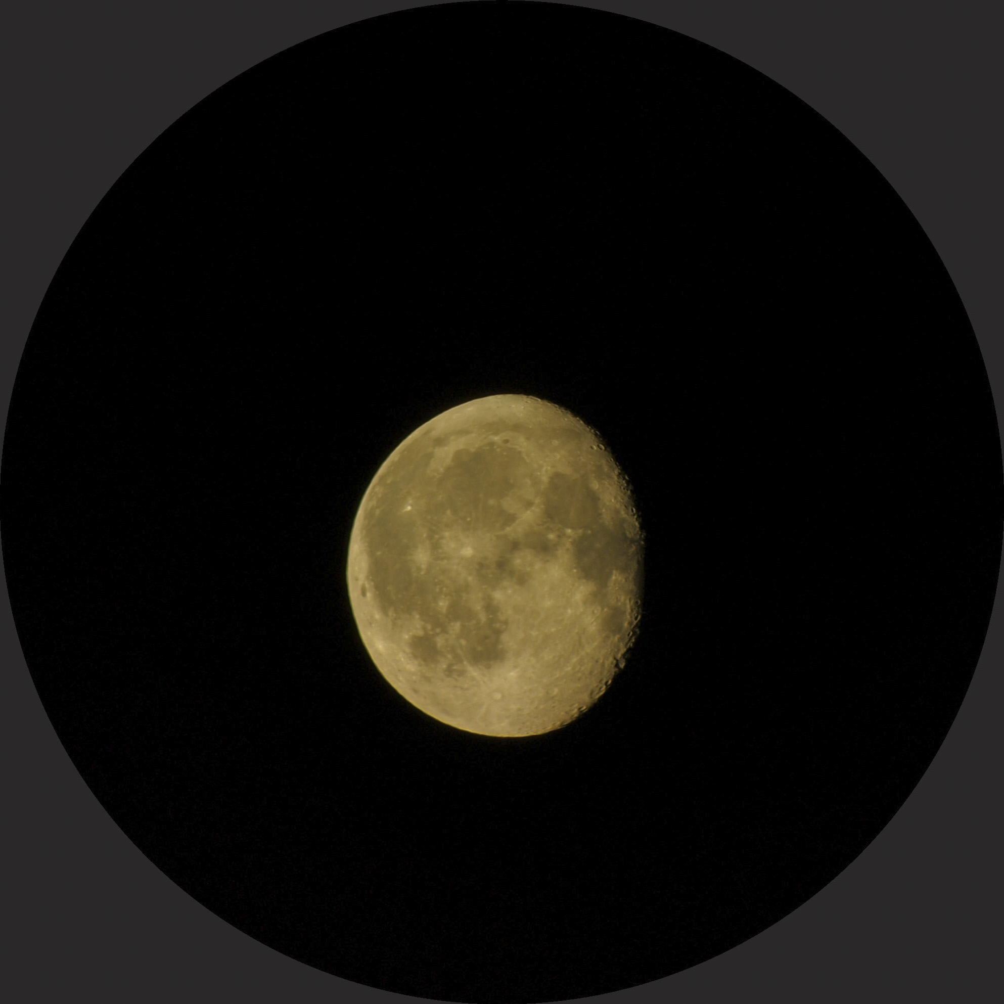 Primer plano de la luna llena tomado con el telescopio Vaonis Hestia emparejado con un Google Pixel 6