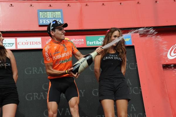 to the victor the spoils. Igor Anton (Euskaltel-Euskadi) in festive mood on the podium.