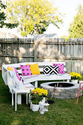 white curved fire pit bench by abeautifulmess.com