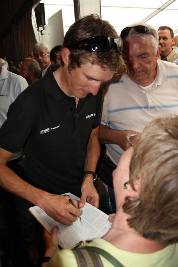 Andy Schleck signs another autograph
