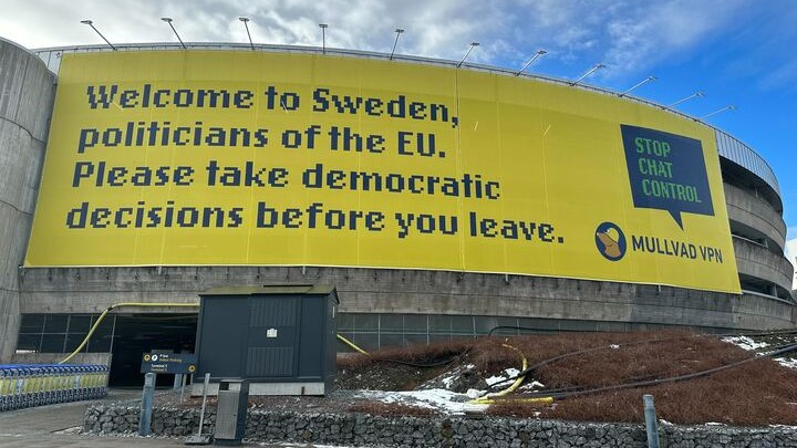 ملصق حملة Mullvad ضد التحكم في المناقشة من الاتحاد الأوروبي خارج مطار ستوكهولم