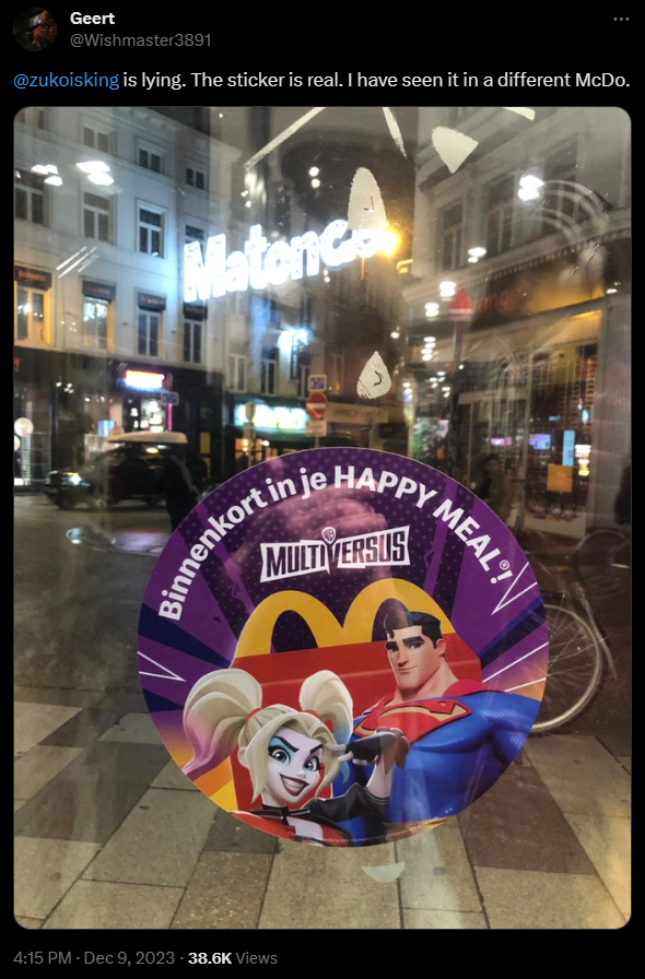 Noch ein Twitter-Screenshot eines dritten McDonald's Multiversus-Werbeaufklebers an einem dritten Standort in Belgien, erneut fotografiert von Benutzer @Wishmaster3891.