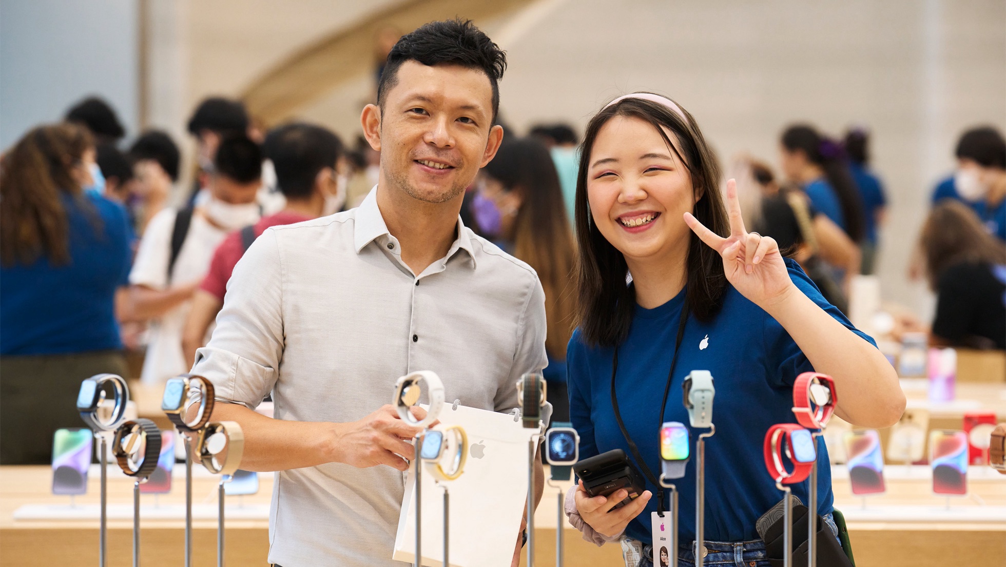 Orang-orang di Apple Store melihat Apple Watches