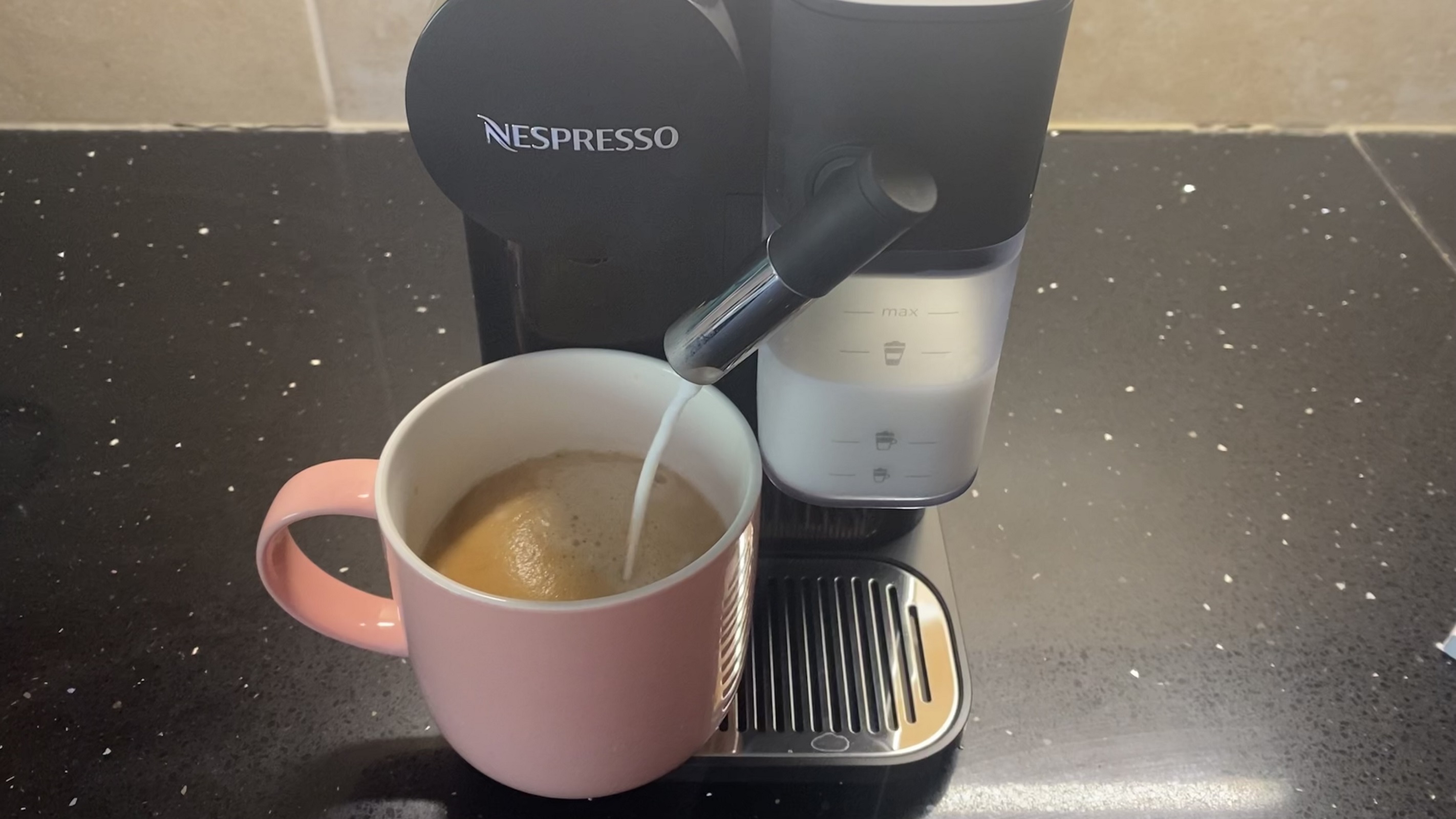 De'Longhi Nespresso Lattissima One fazendo um espresso