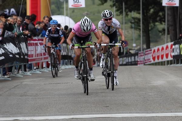 A sprint, but the jersey is gone on stage 2 for Marianne Vos (Nederland Bloeit), who finished with Judith Arndt (HTC-HighRoad) and Emma Pooley (Garmin-Cervelo)