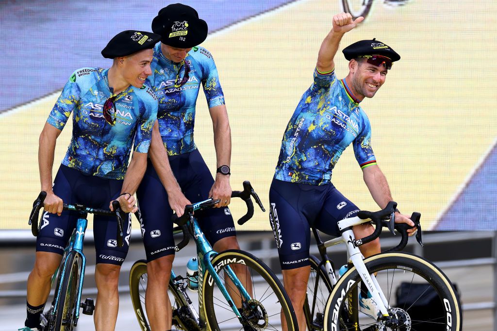 BILBAO SPAIN JUNE 29 EDITORS NOTE Alternate crop LR David De La Cruz of Spain and Mark Cavendish of United Kingdom and Astana Qazaqstan Team during the team presentation of the 110th Tour de France 2023 at the Guggenheim Museum Bilbao UCIWT on June 29 2023 in Bilbao Spain Photo by Michael SteeleGetty Images