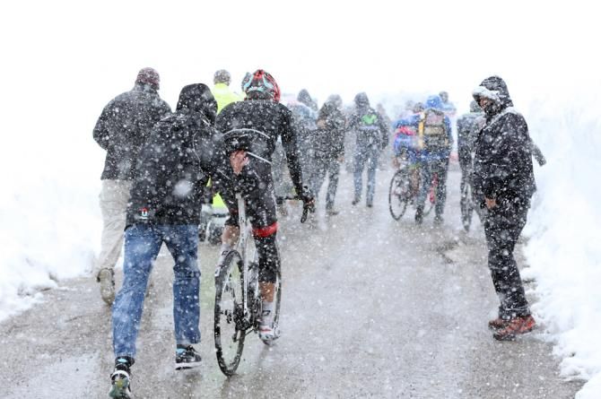 One fan gives a rider a push on the final climb during stage 20