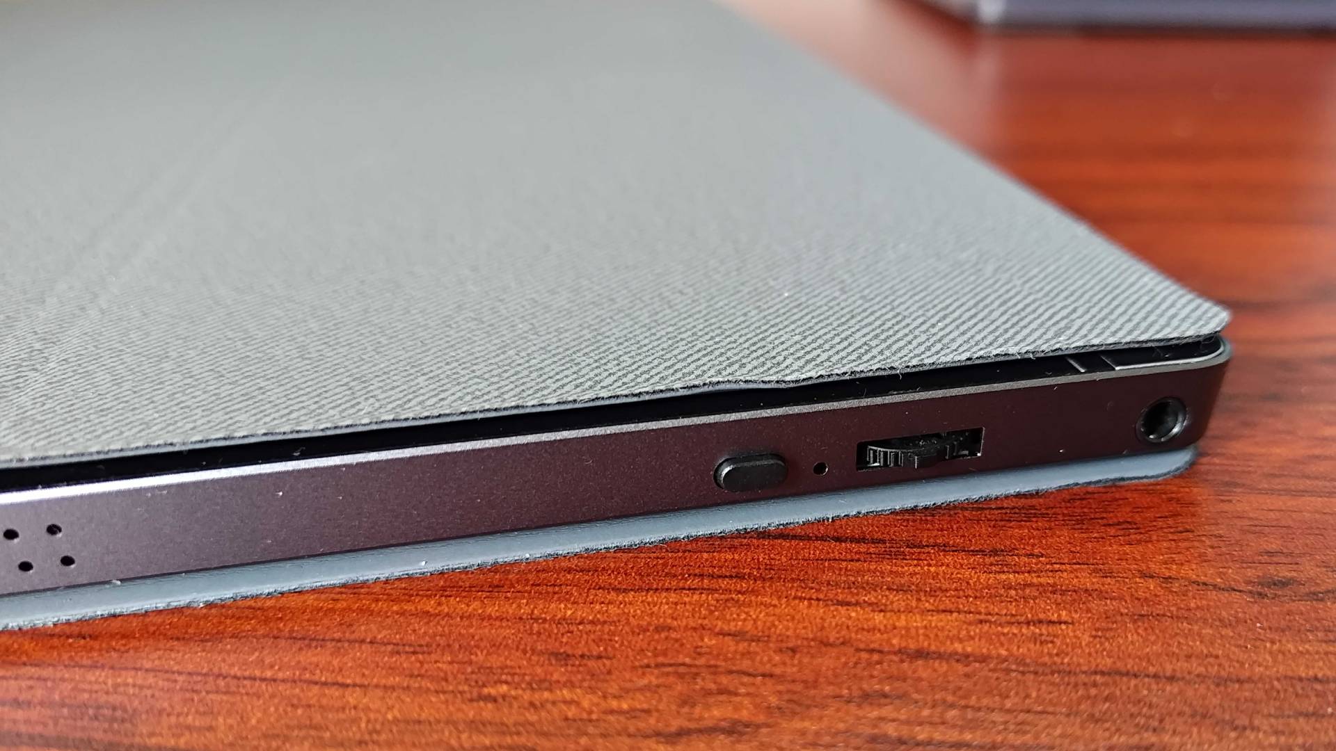 Close up of KYY K3 Portable monitor OSD buttons on side
