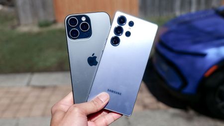 iPhone 16 Pro Max vs Galaxy S25 Ultra.