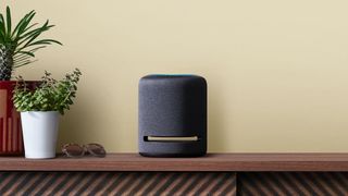 Smarthøyttaleren Amazon Echo Studio på en hylle.