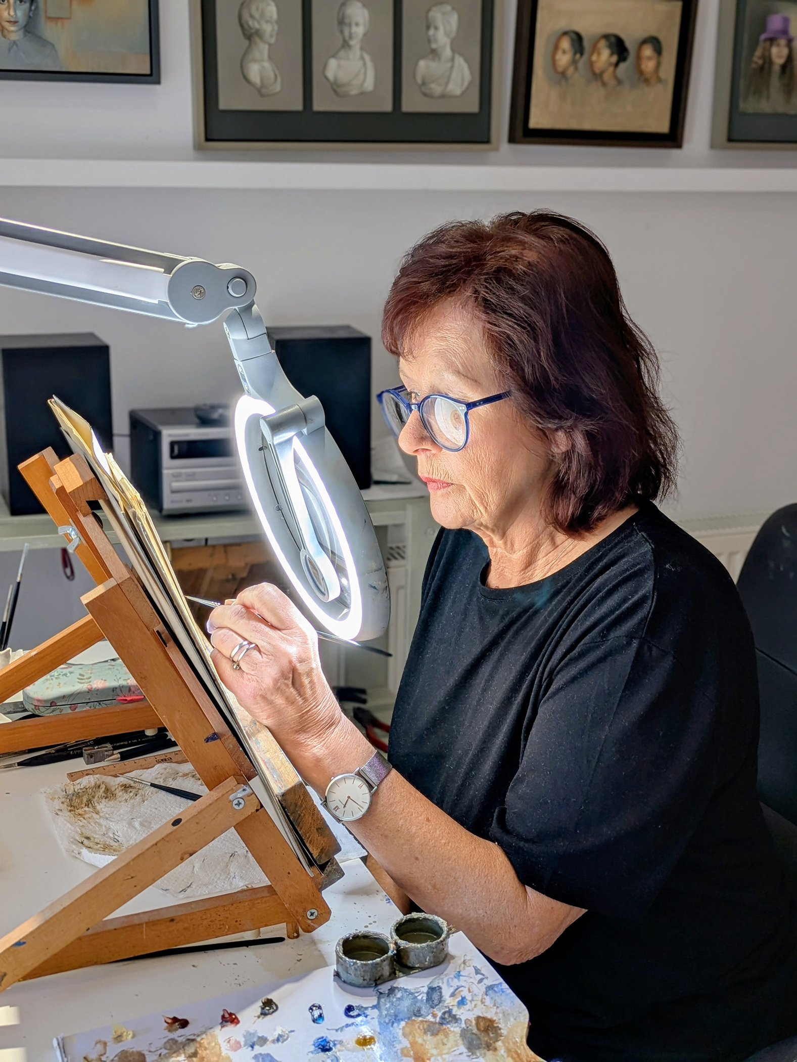Elizabeth Meek painting at an easle