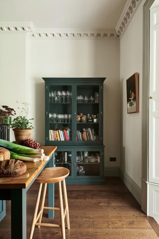 deVOL kitchen with cookbook storage