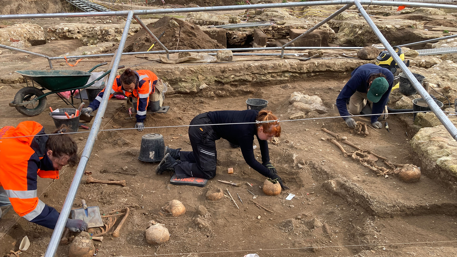 1 000 burials and medieval village found in excavation of abbey