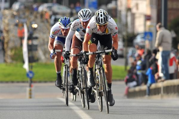 Lars Bak (HTC-Highroad) powers a late-race break with S&eacute;bastien Hinault (AG2R La Mondiale), Jimmy Engoulvent (Saur-Sojasun) and Alessandro Proni (Acqua &amp; Sapone).