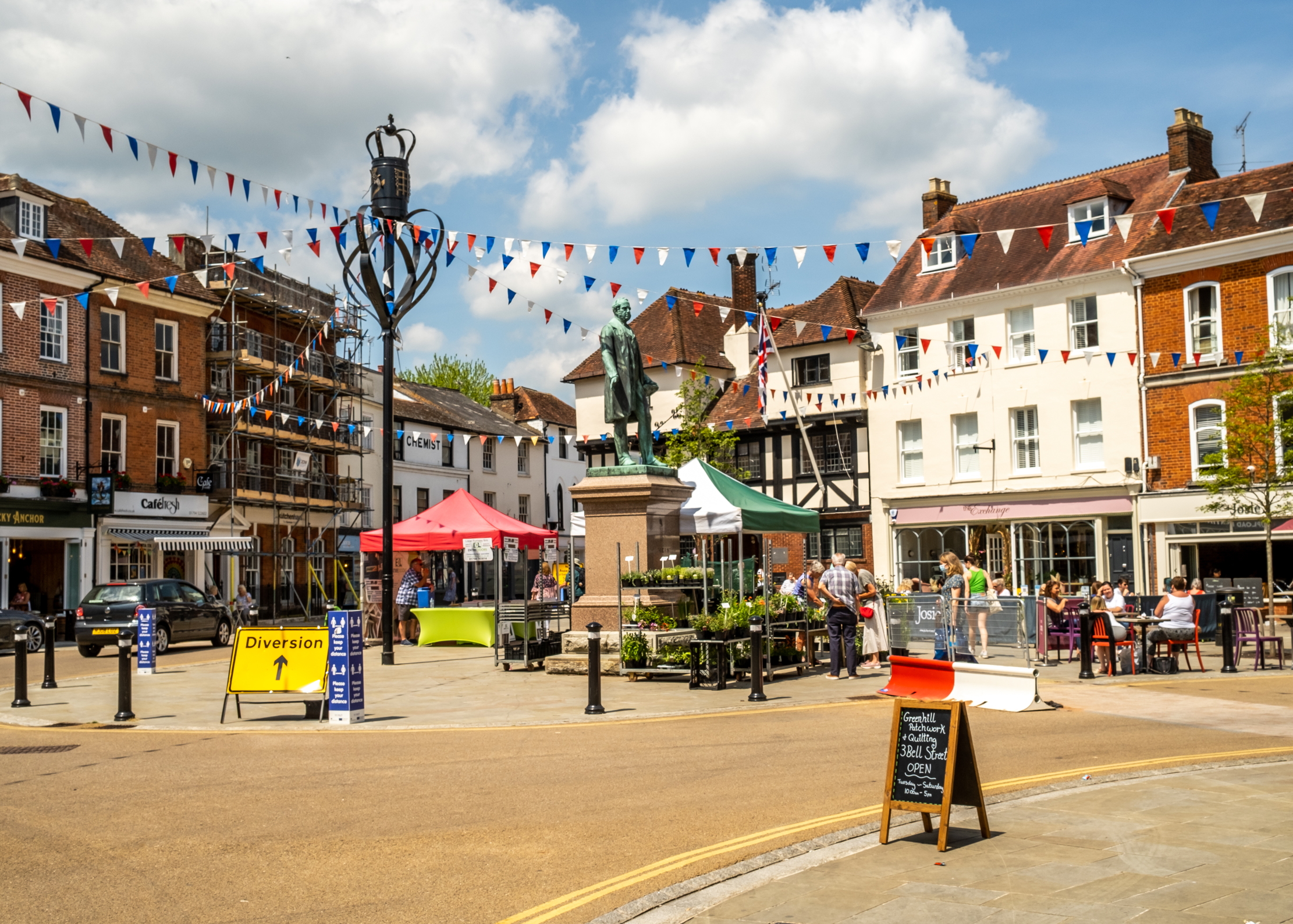 Romsey, Hampshire, UK &amp;ndash; June 15 2021. A view across the town square on a bright and sunny day just as the Covid restrictions are being lifted in the Hampshire town of Romsey