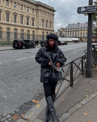 Monochrome outfit on Aïda with leggings and boots