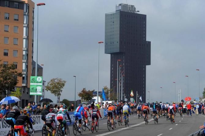 The peloton during the race