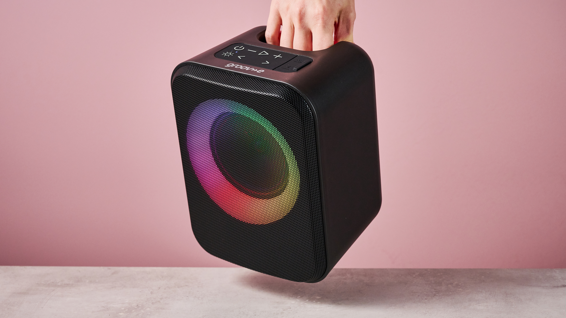 Person holding the Groov-e Thunder