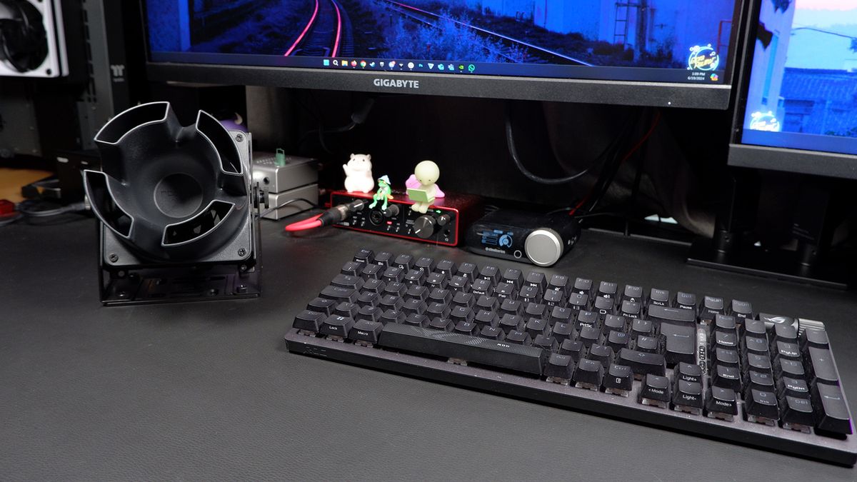 Noctua&#039;s NV-FS1 desk fan on a black desk.