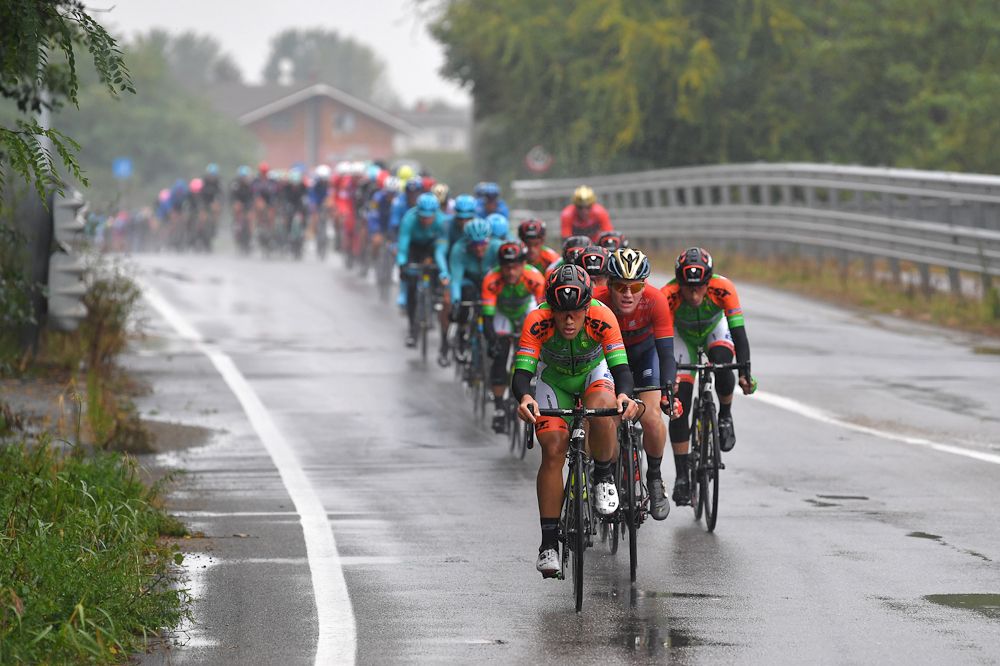 The Gran Piemonte peloton rides in the heavy rain
