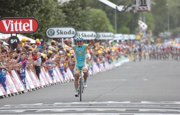 Alexander Vinokourov wins the stage to Revel.