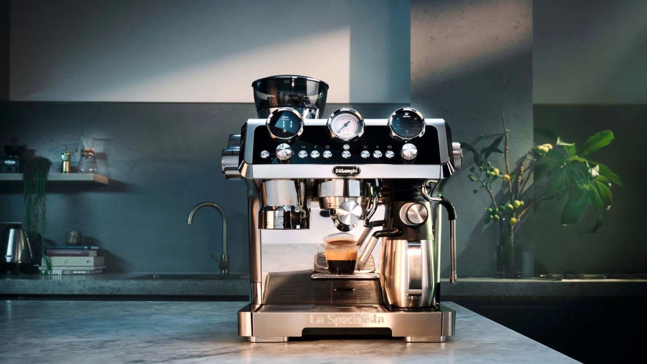 One of the best coffee makers with an integrated grinder: De&#039;longhi La Specialista Maestro