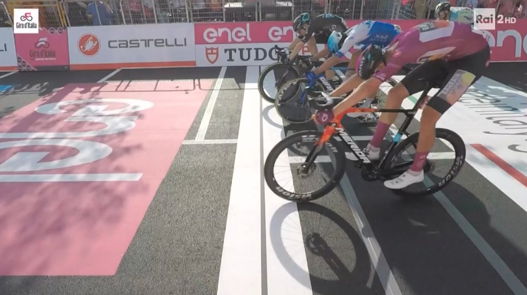Giro d'Italia stage 17 photo finish